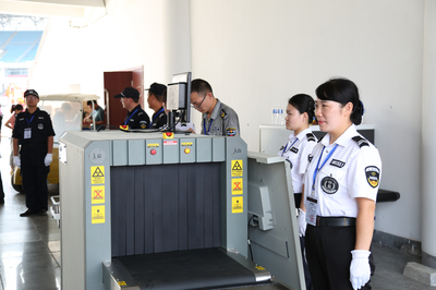 筑牢安全防線，守護精彩盛宴——華威保安圓滿完成第二屆魚臺龍蝦節開幕式演唱會安檢任務紀實