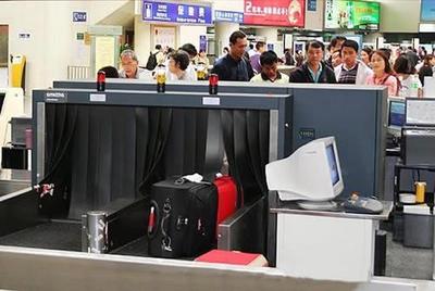 白酒安檢鬧劇 一飲而盡的“豪氣”與規則意識的缺失